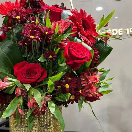 Caja pote strass gold con rosas y flores de estacion